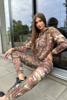 Женский спортивный костюм камуфляж