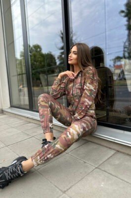 Женский спортивный костюм камуфляж