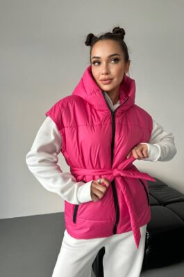 Женская жилетка дутая с капюшоном
